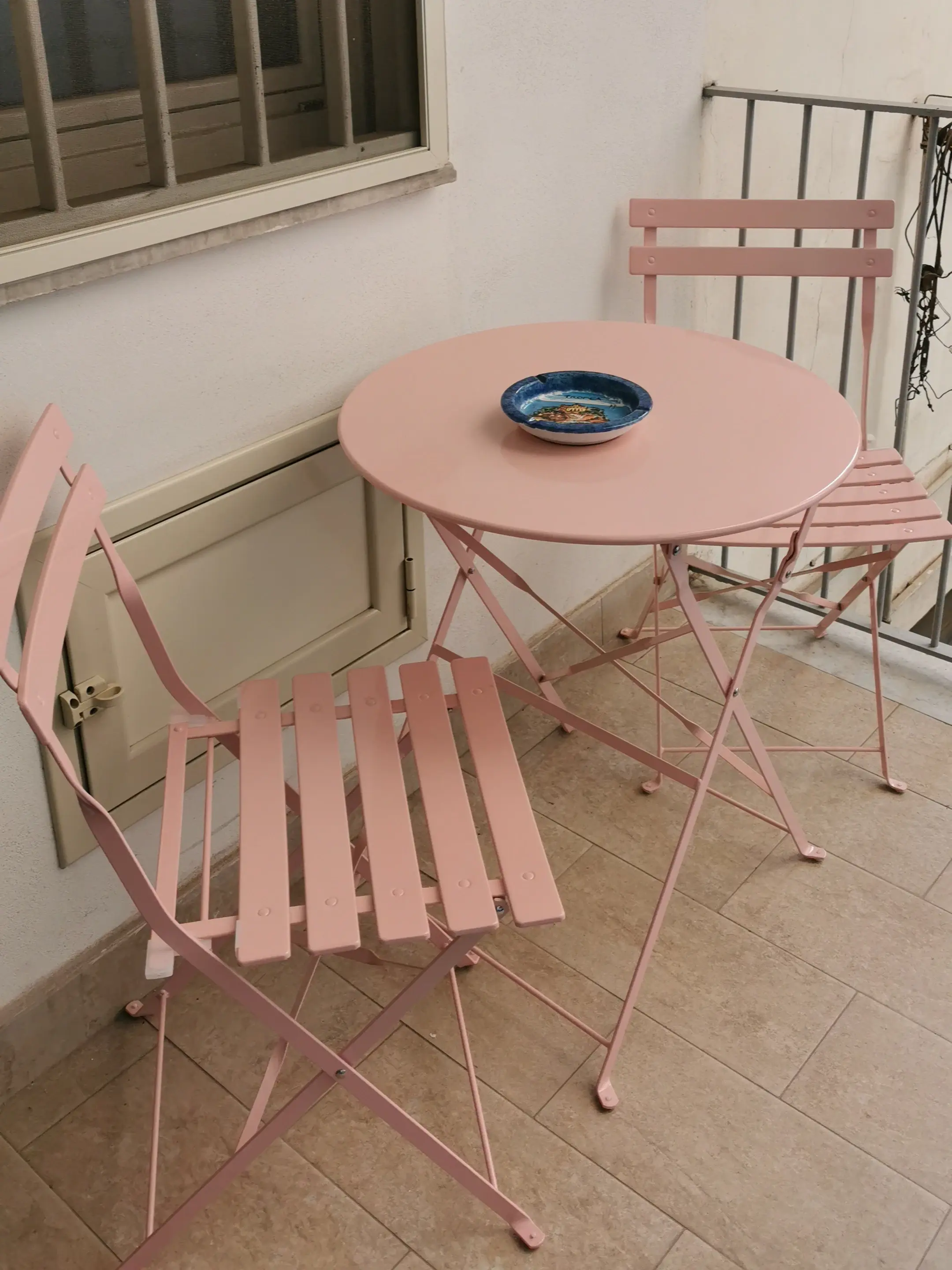 Balcone con tavolino