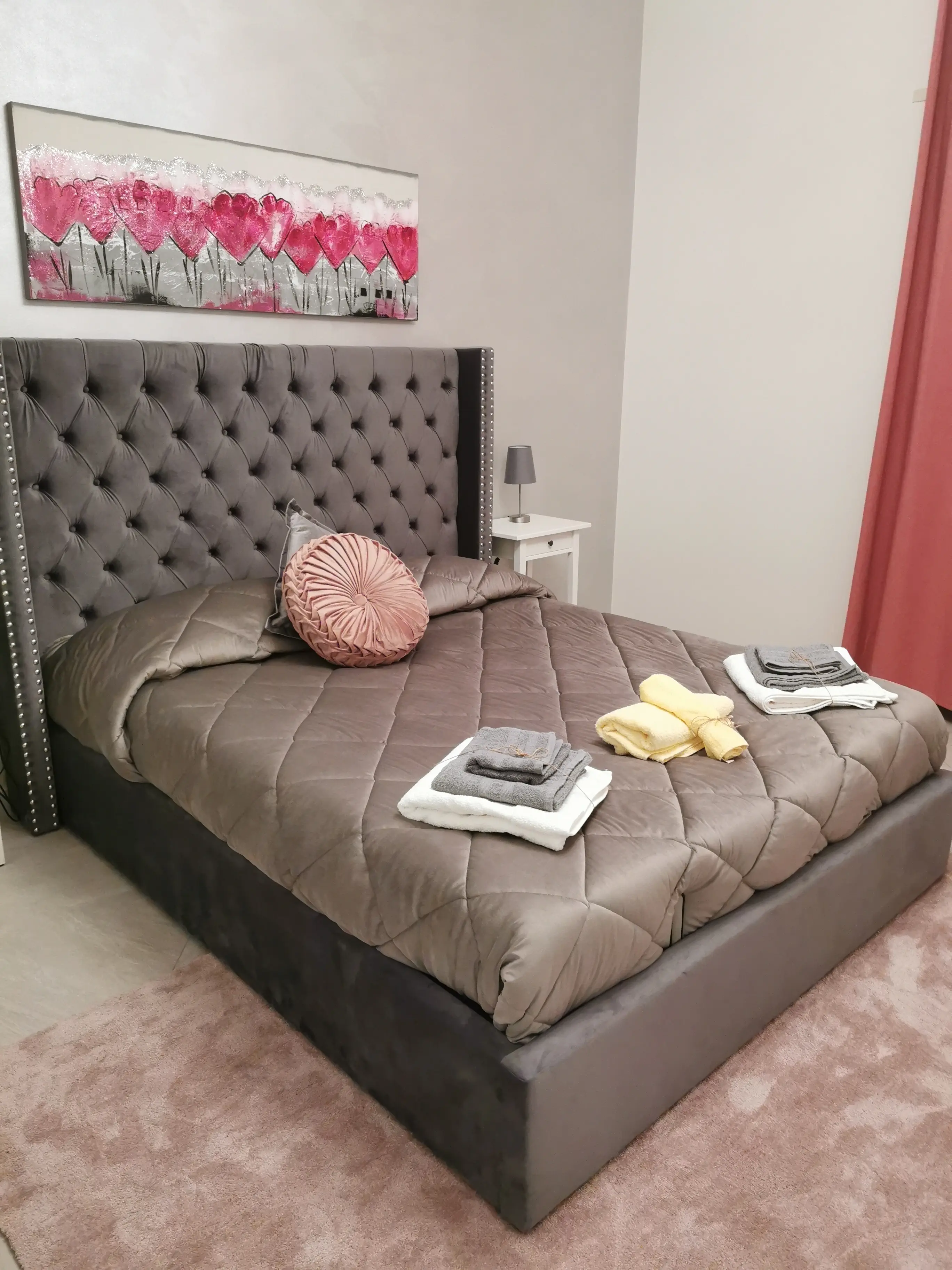 stanza da letto con teli e asciugamani sul letto