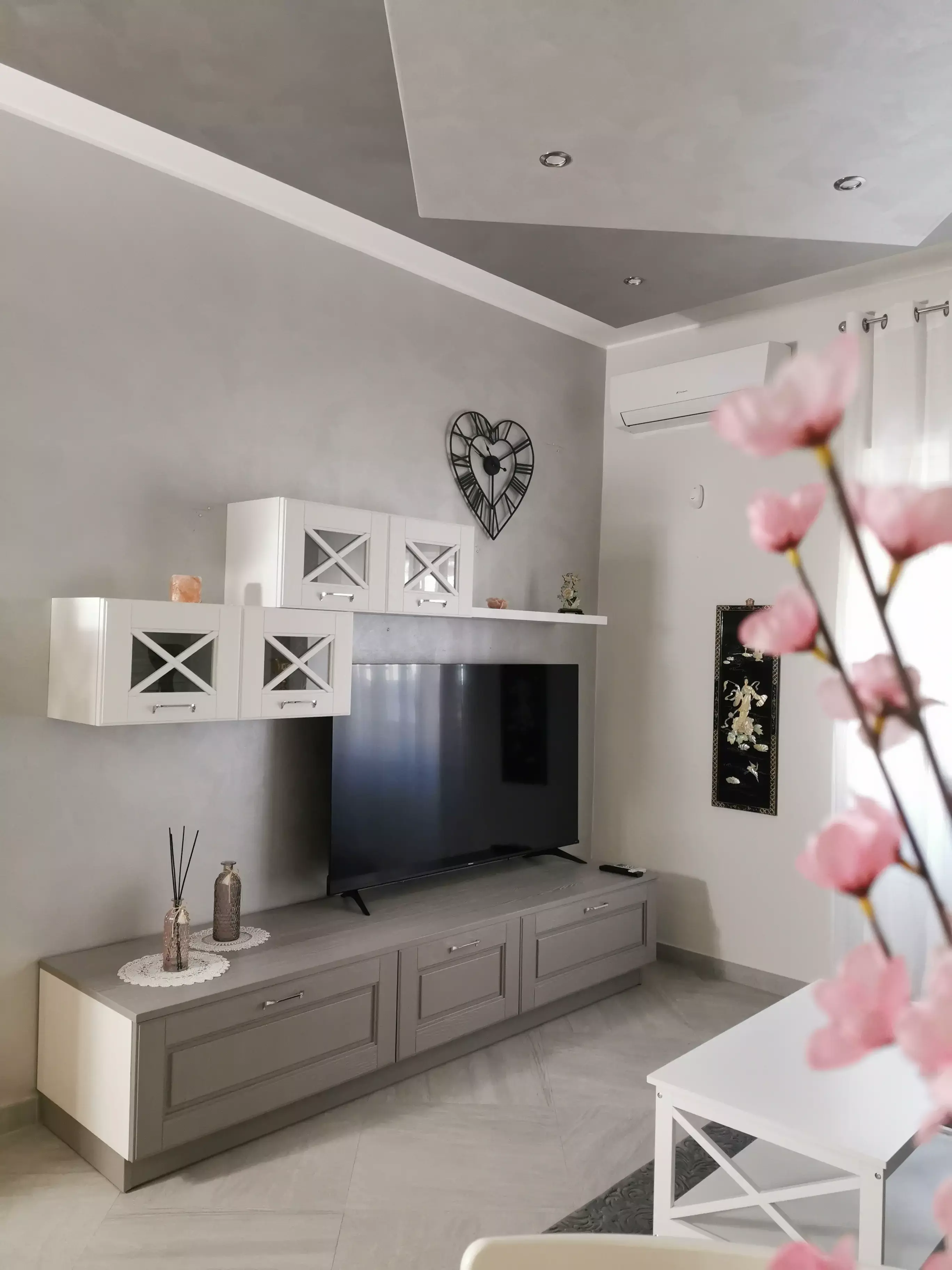 soggiorno con divano letto  tavolino e tv