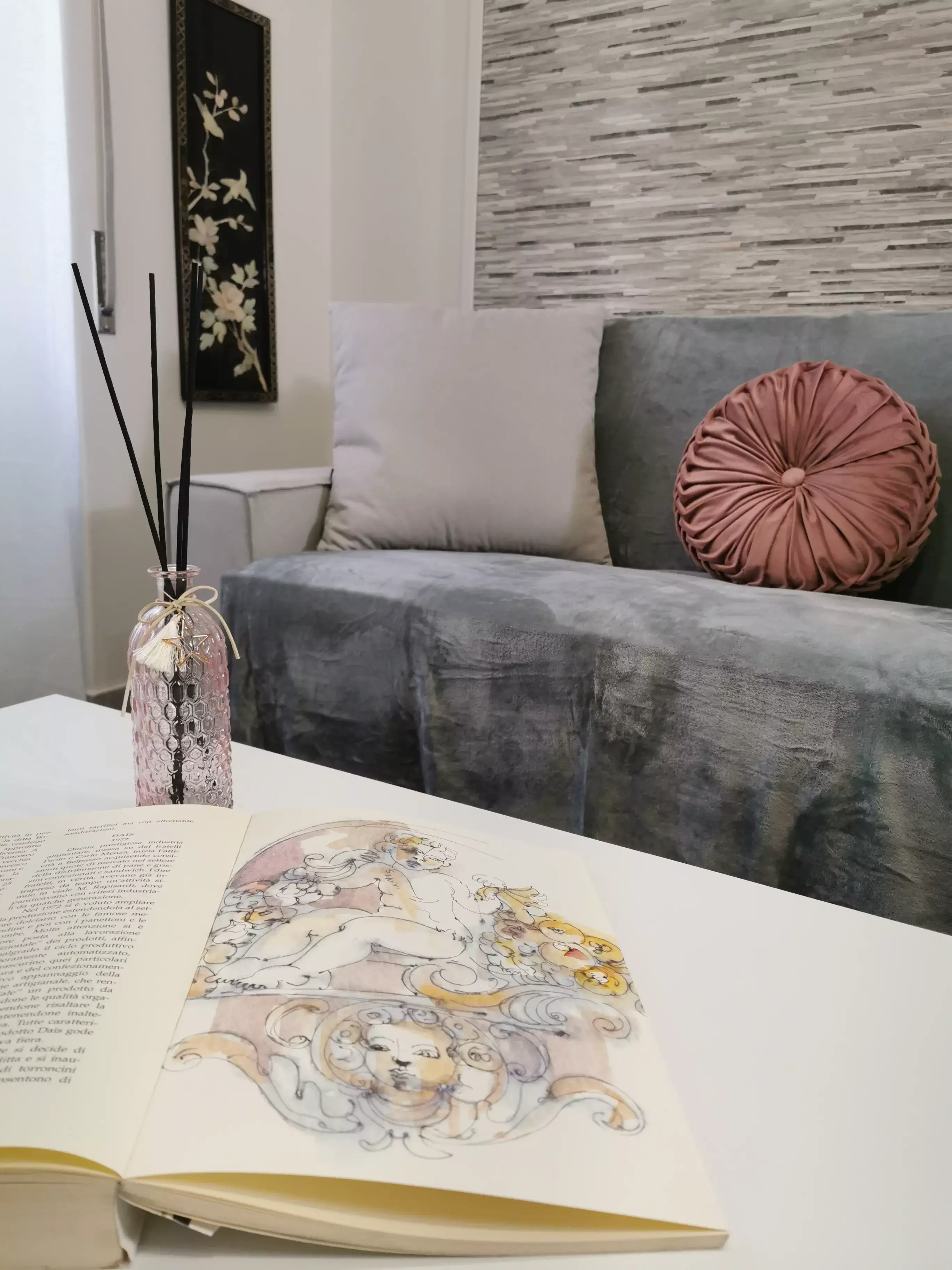 soggiorno con divano letto  tavolino e tv
