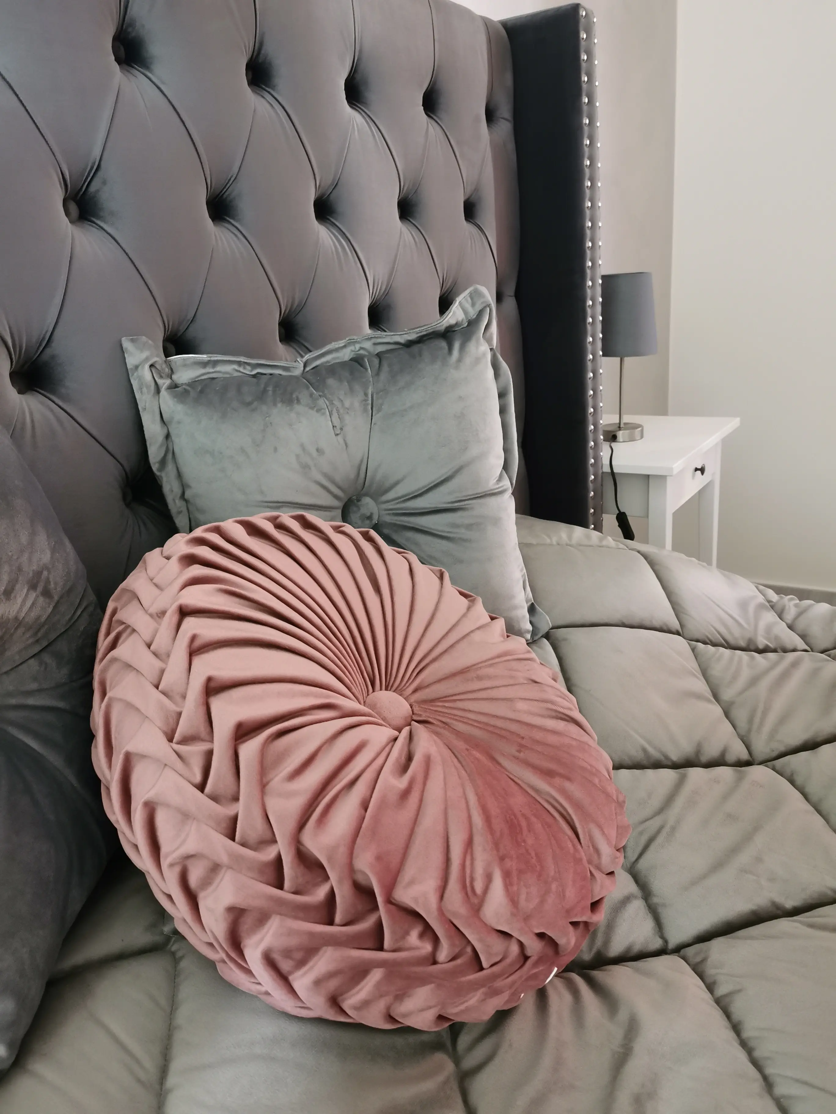 primo piano letto e cuscini