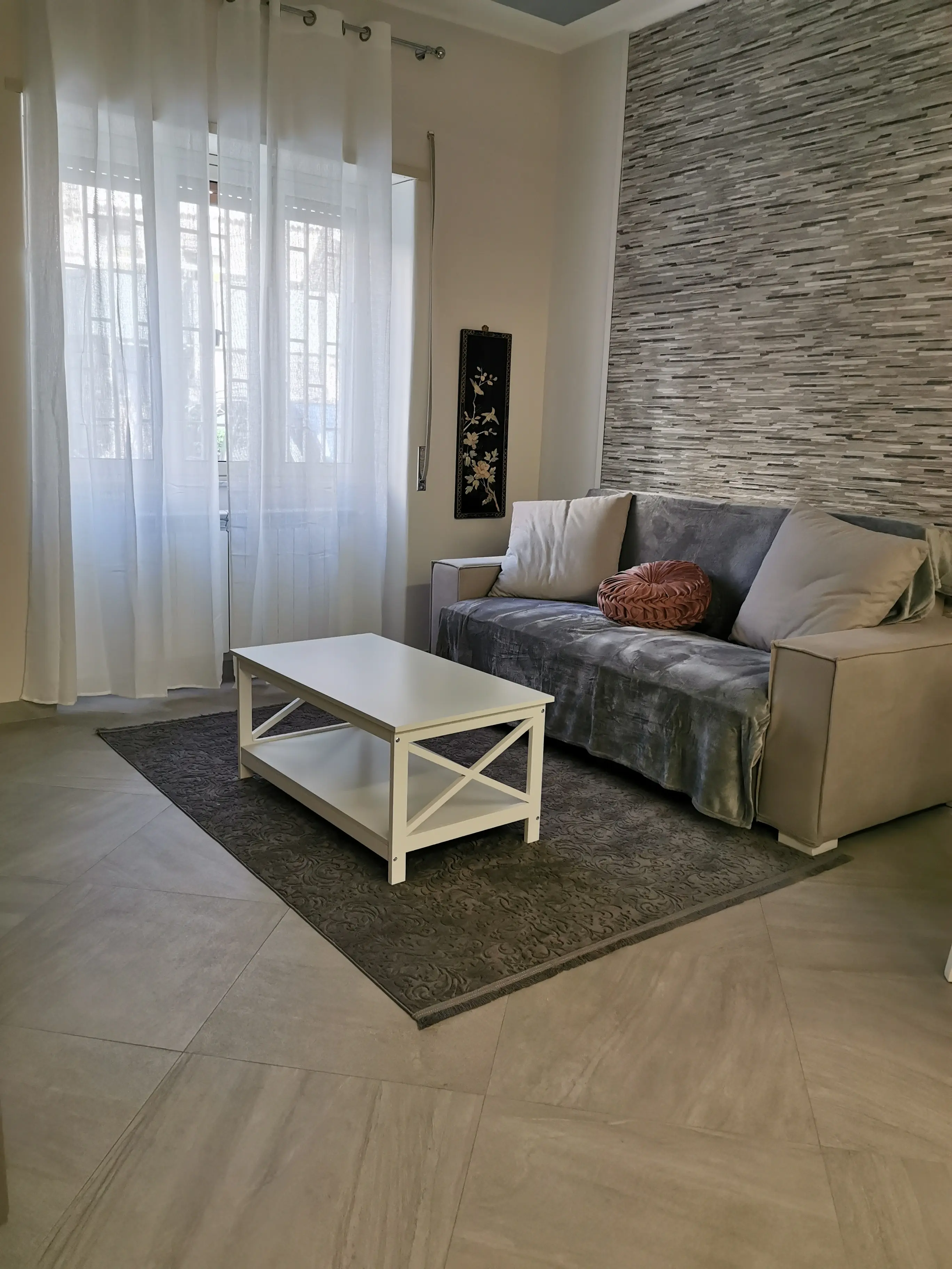 soggiorno con divano letto  tavolino e tv